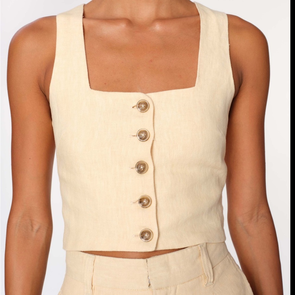 🌴3/$15🌴Elegant Beige Button-Down Women's Tank Top